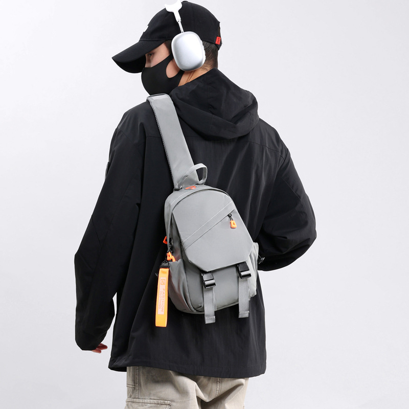 防水ナイロン製メンズチェストスリングバッグ、コンパクトなクロ - Hiking Backpack Waterproof のレビューと価格